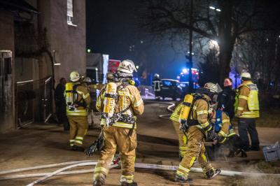 Esslingen-Pliensauvorstadt: Traktor in Vollbrand in Hausanbau - Feuerwehr verhindert schlimmeres